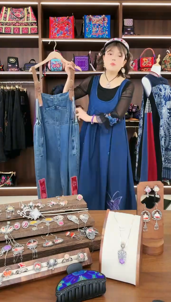 【闪购商品】织绣A17蚩梦苗族古绣