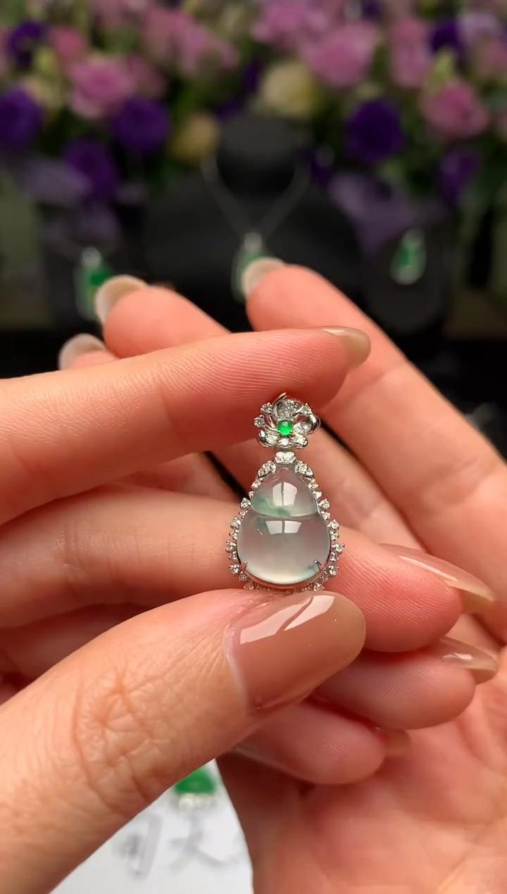 颈饰18K金镶嵌翡翠葫芦