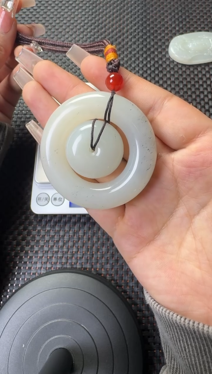 吊坠(赠链)未镶嵌和田玉黑山料吊坠