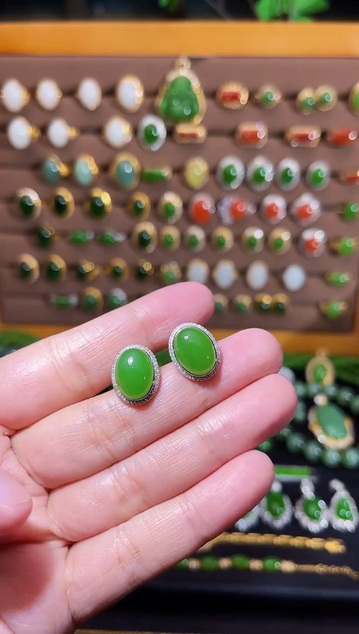 【闪购商品】和田玉耳钉18K金镶嵌苹果绿耳钉一对