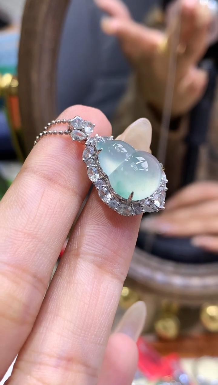 18K金镶嵌挂件翡翠葫芦不含链