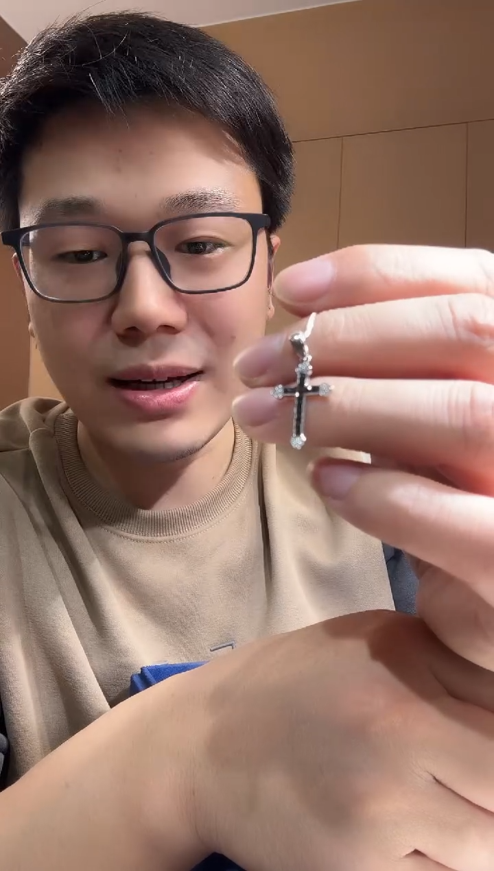 【闪购商品】钻石吊坠18K金镶嵌黑钻十字架吊坠TG