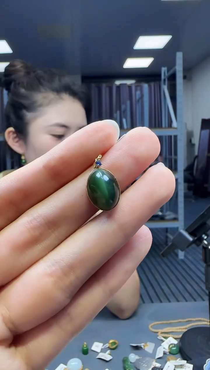 18K金镶嵌和田玉挂件1