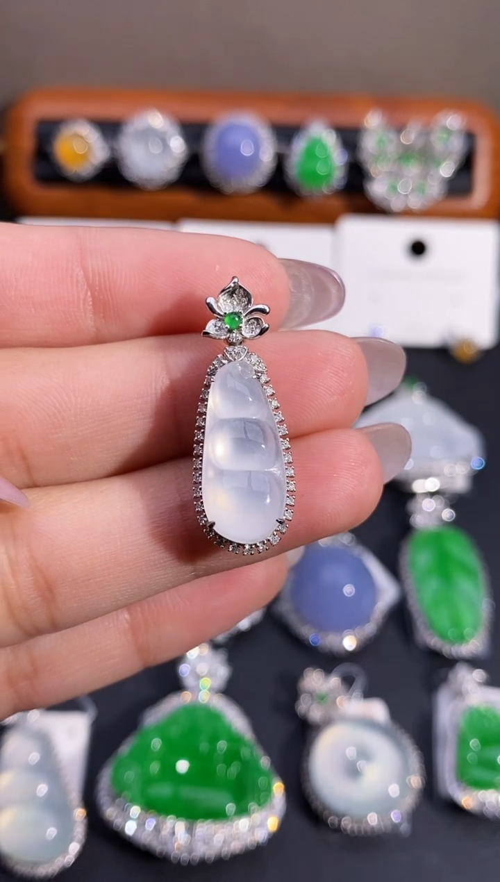 【闪购商品】翡翠颈饰18K金镶嵌吊坠