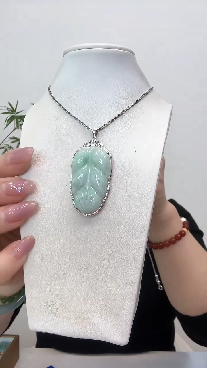 【闪购商品】翡翠吊坠(赠链)银S925镶嵌叶子