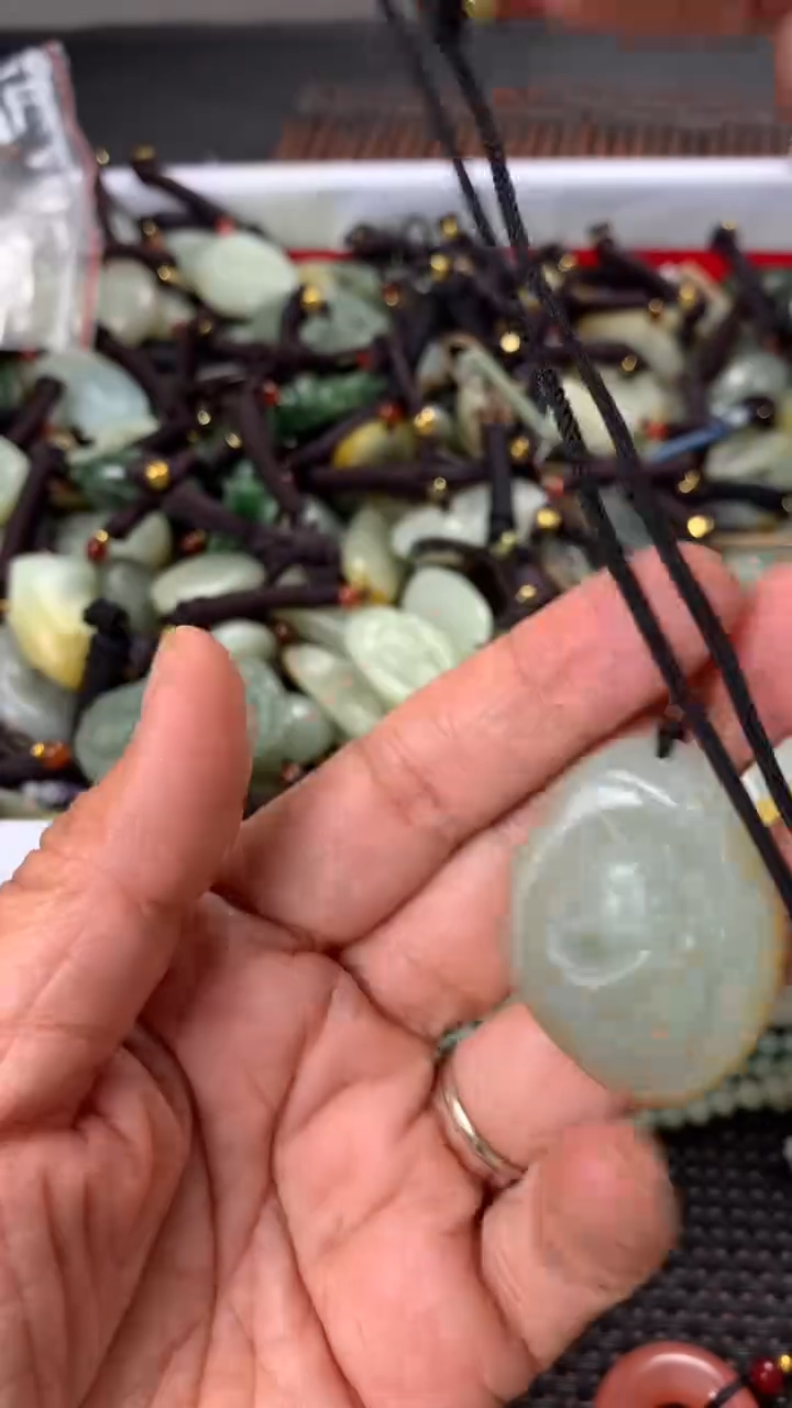 【闪购商品】和田玉颈饰未镶嵌多样性发货没有证书拍一发一有瑕