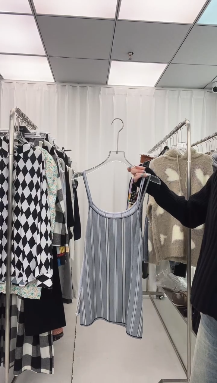 编号078  LOW 25款吊带背心 福福350待开价