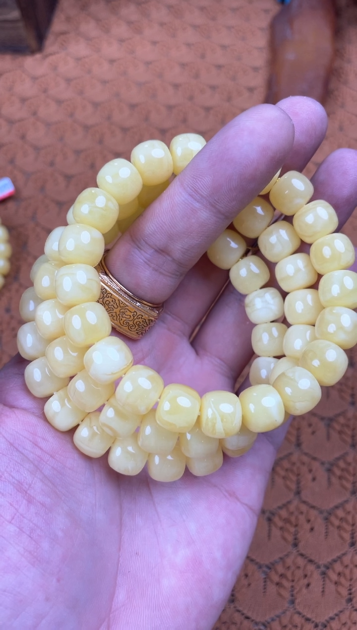 未镶嵌蜜蜡裸石333多样性发其中一件