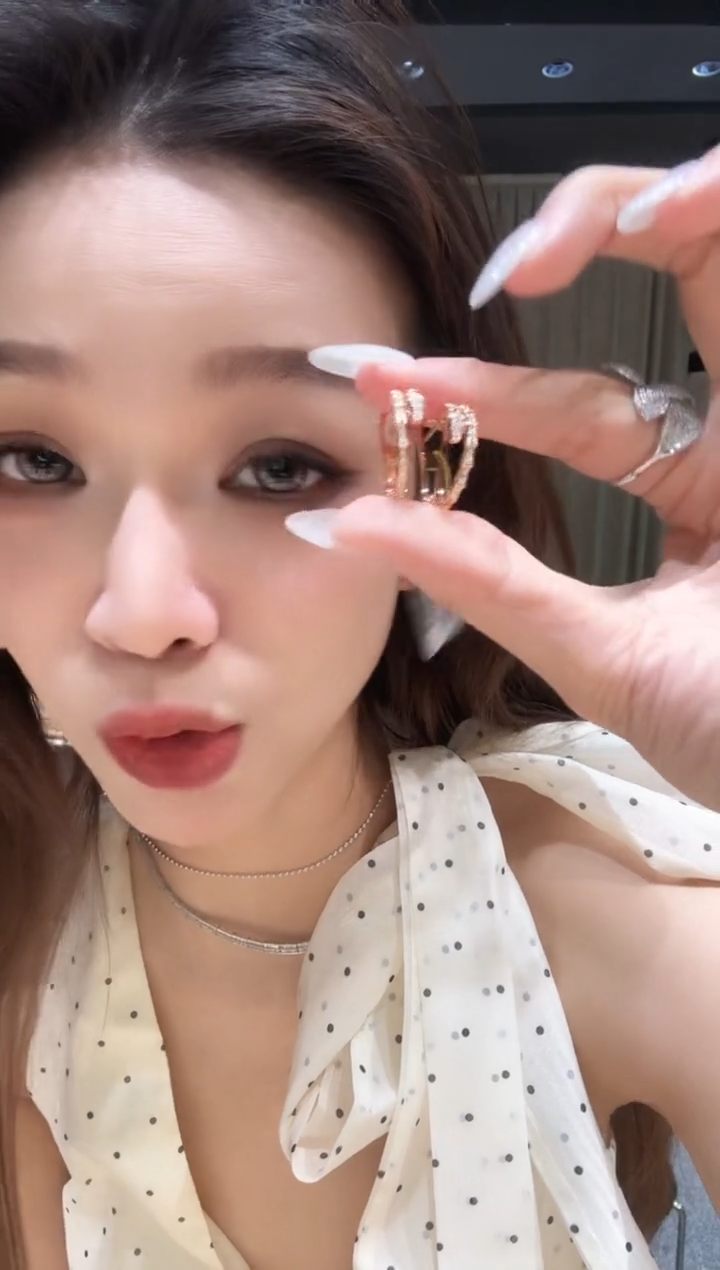 耳饰18K金镶嵌钻石蛇骨 AY0175