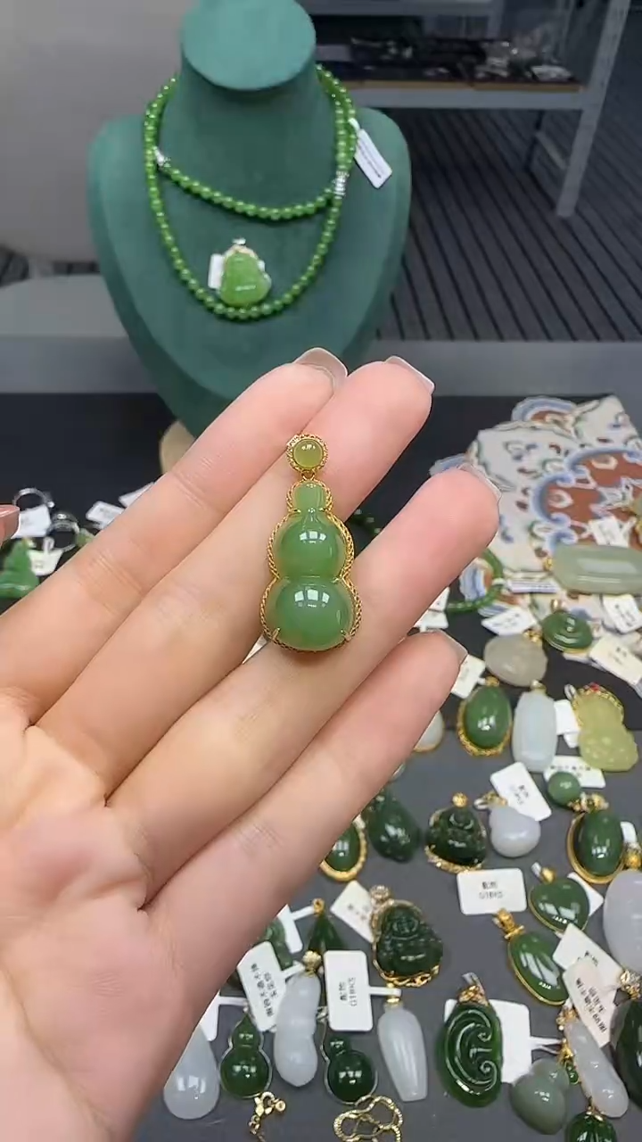 18K金镶嵌和田玉挂件1