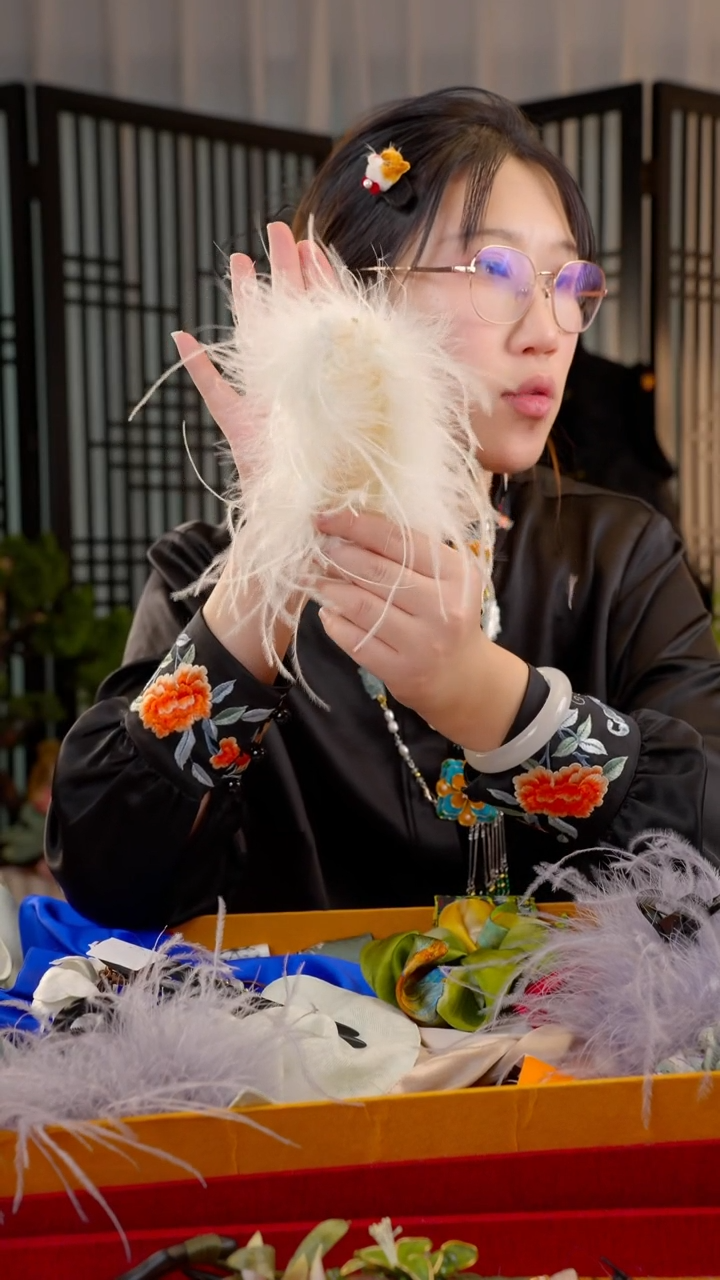 刺绣白色为鸵鸟毛抓夹13