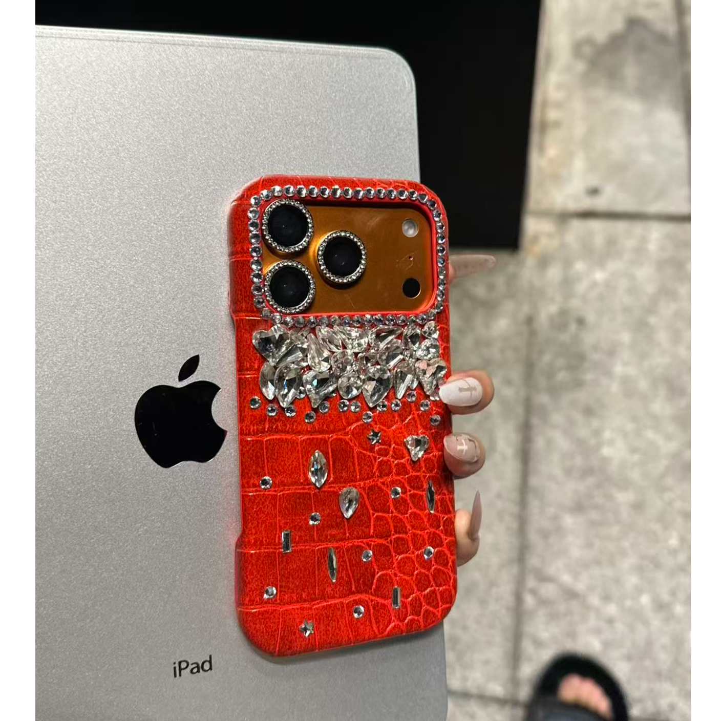 新年大红色系鳄鱼纹闪钻堆堆钻适用于17promax奢华手机壳16promax