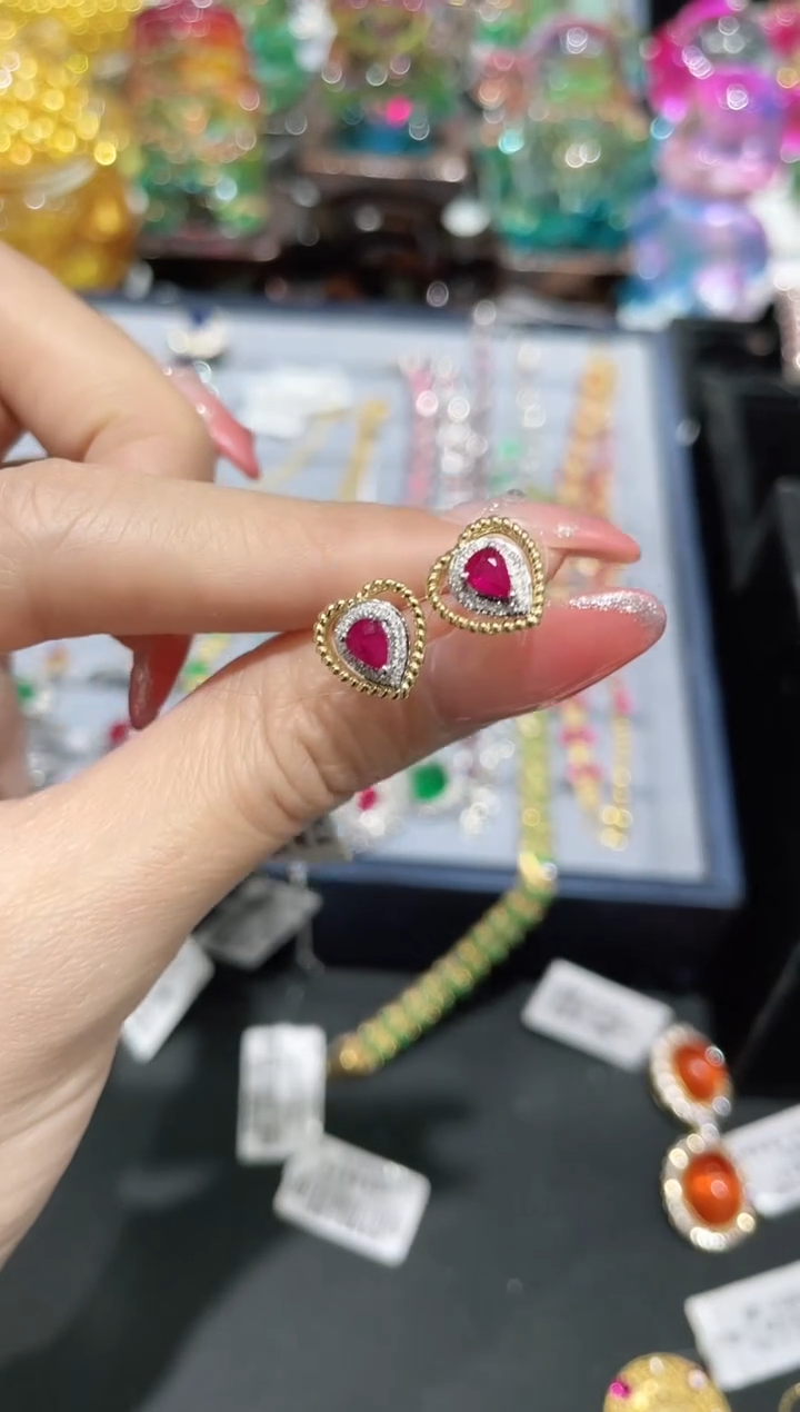 18K金镶嵌耳饰红宝石耳饰