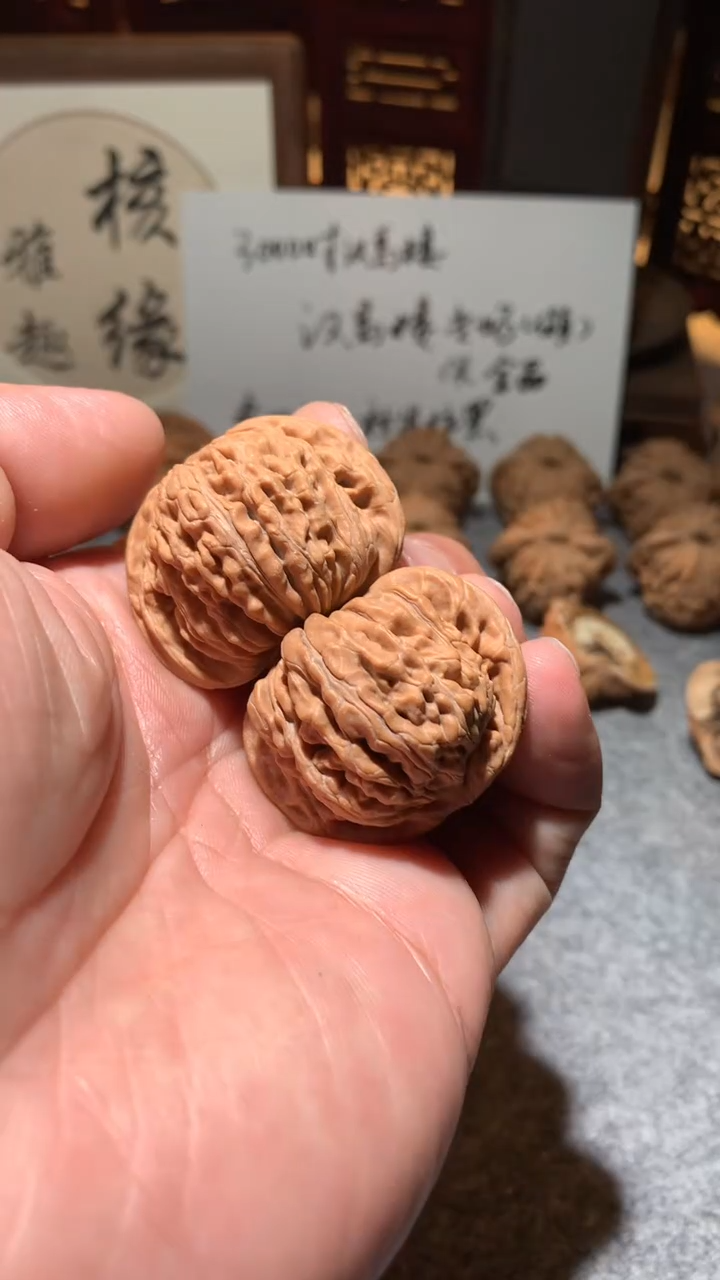 文玩核桃把件【核缘雅趣】37左右汉高楼，同尺寸随机发