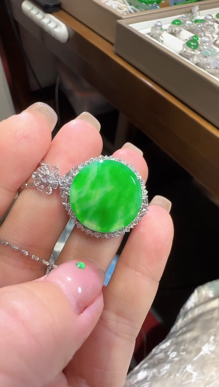 【闪购商品】翡翠颈饰18K金镶嵌圆牌