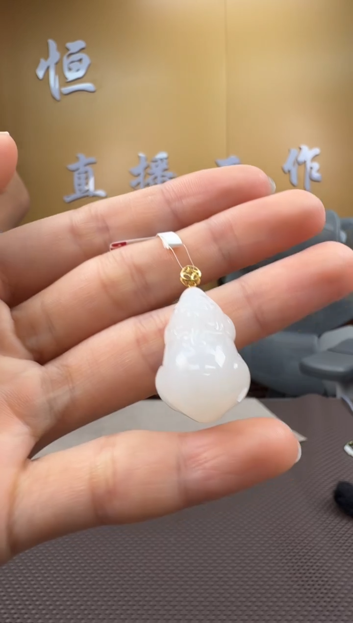 和田玉18K金镶嵌颈饰挂件