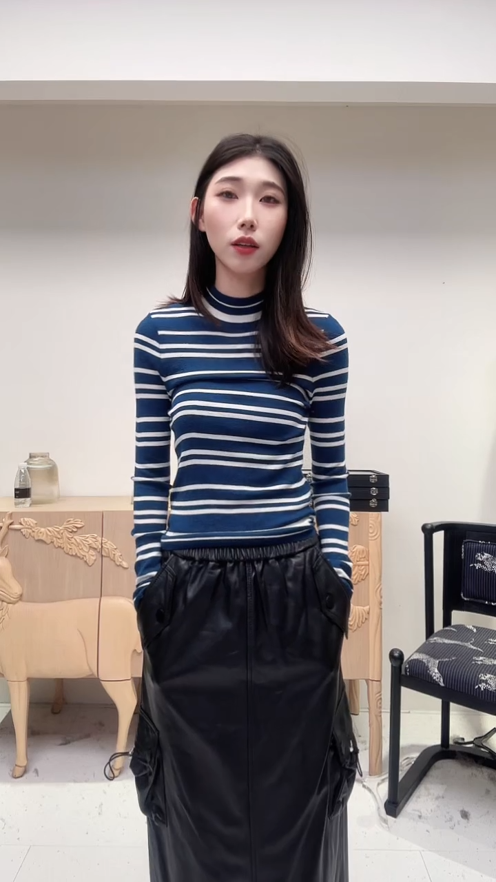 蓝白黑三色拼接修身羊毛上衣