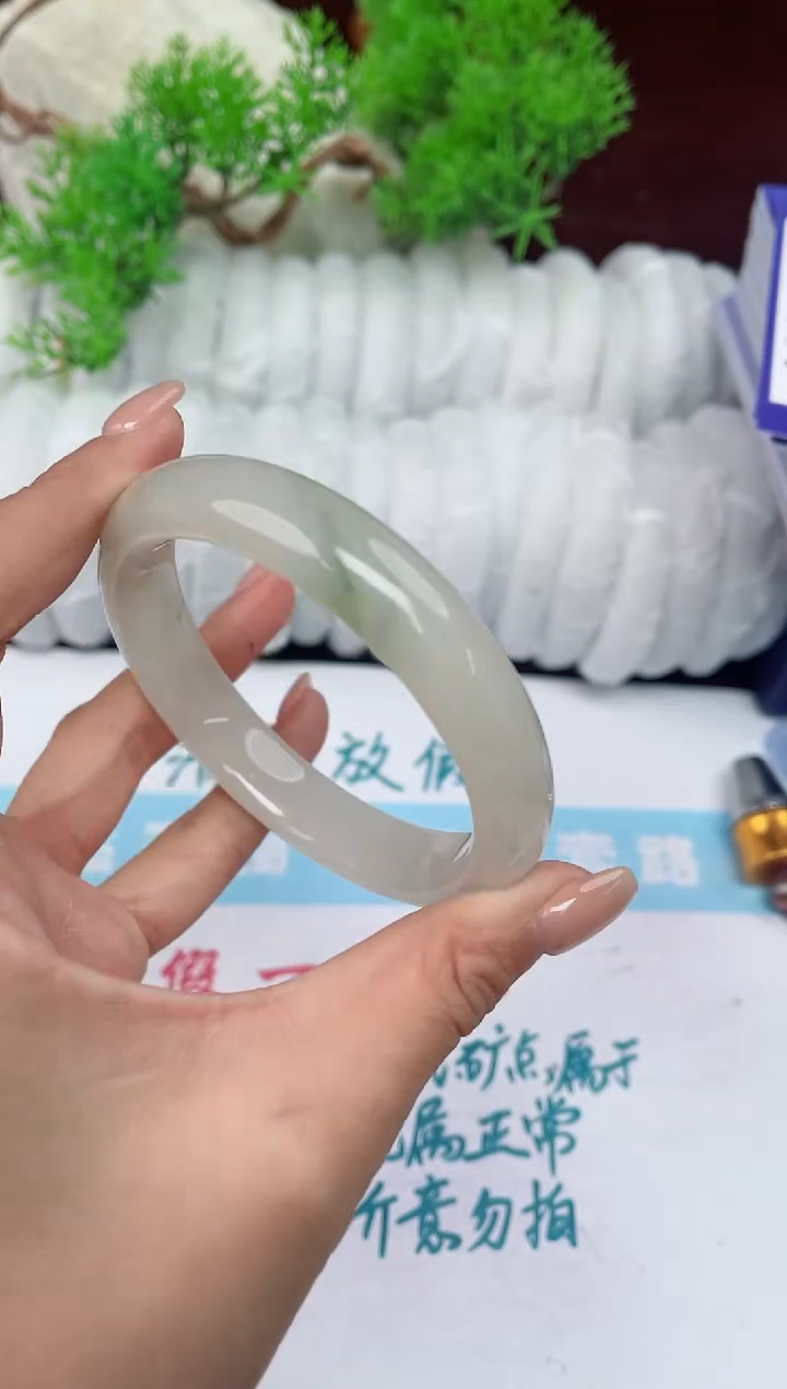 【闪购商品】石英质玉手镯未镶嵌435