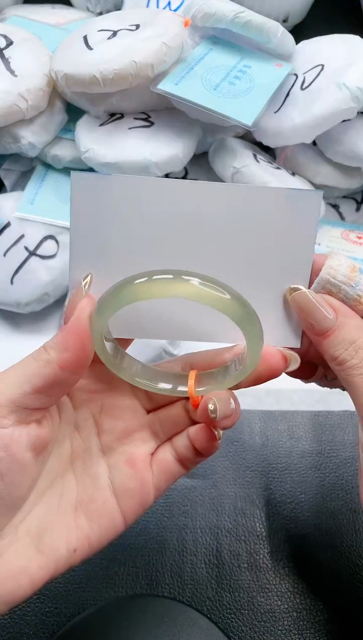 【闪购商品】石英质玉手镯未镶嵌18V43-50