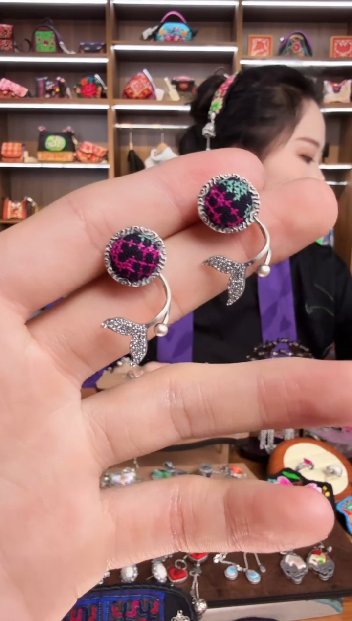 【闪购商品】织绣162蒙阿苏苗绣传承