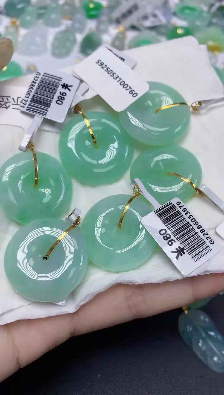 翡翠18K金镶嵌颈饰天然缅甸翡翠A货多样性发其一