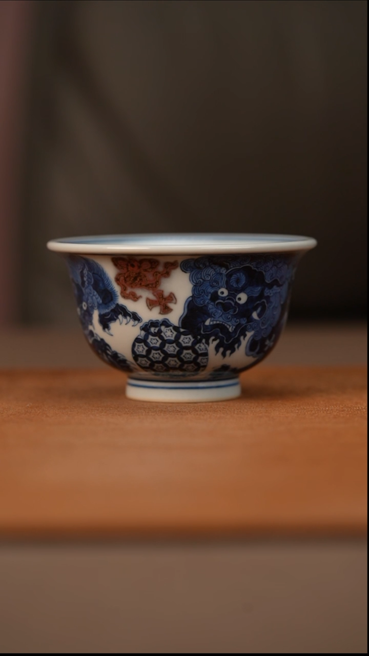 瓷又见春风青花釉里红狮子压手杯