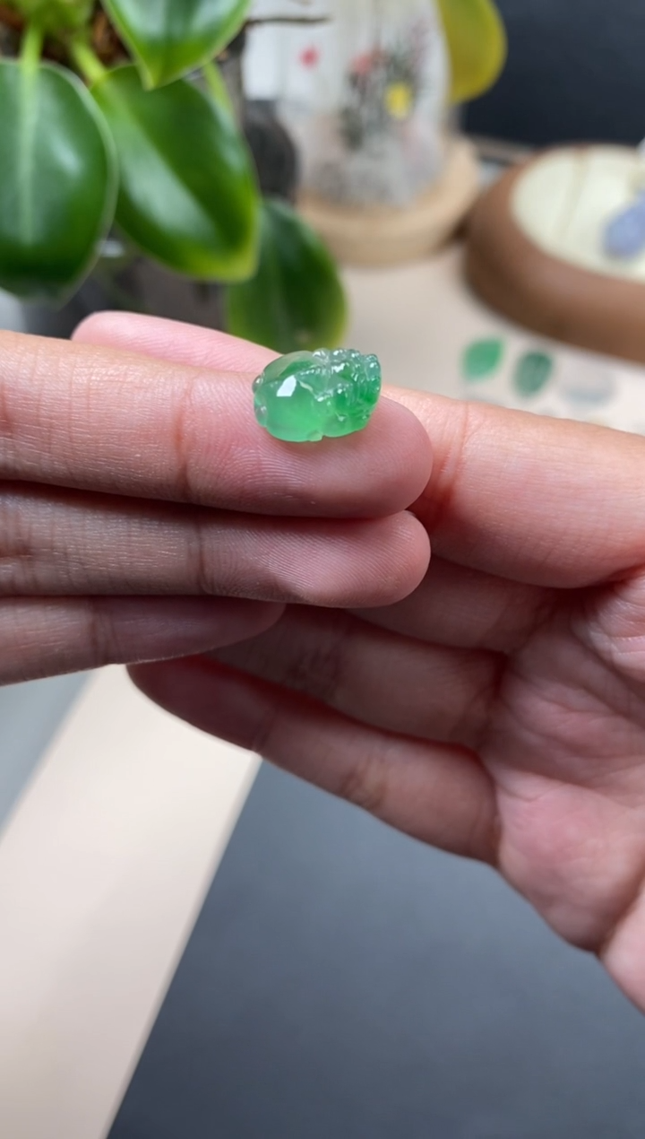 【闪购商品】翡翠颈饰未镶嵌翡翠冰绿裸石
