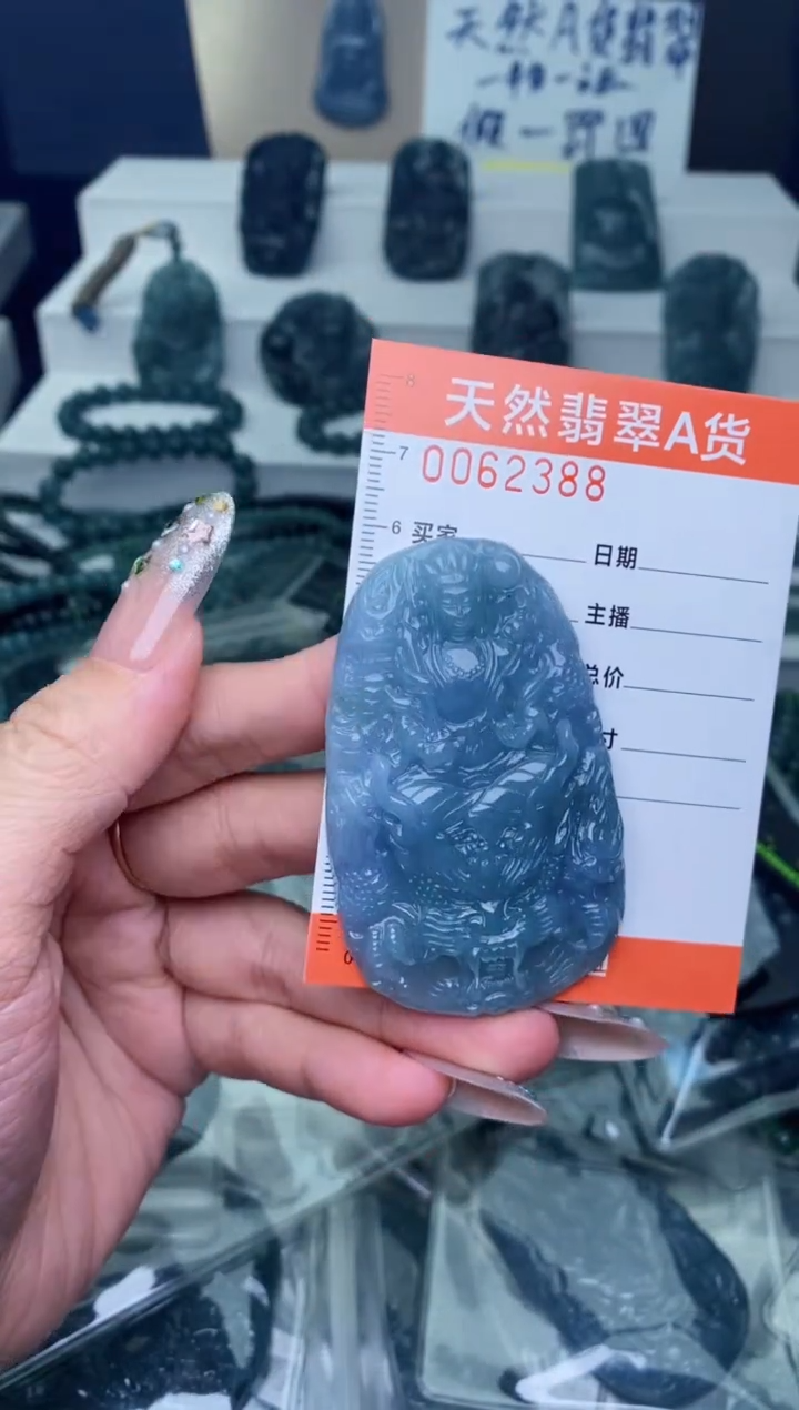 翡翠未镶嵌颈饰············