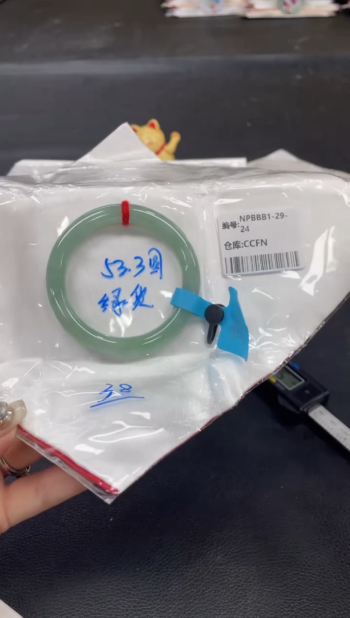 翡翠手镯未镶嵌翡翠手镯