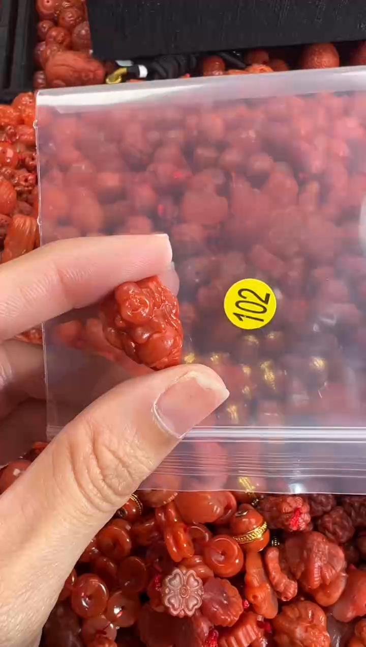 南红玛瑙未镶嵌颈饰1