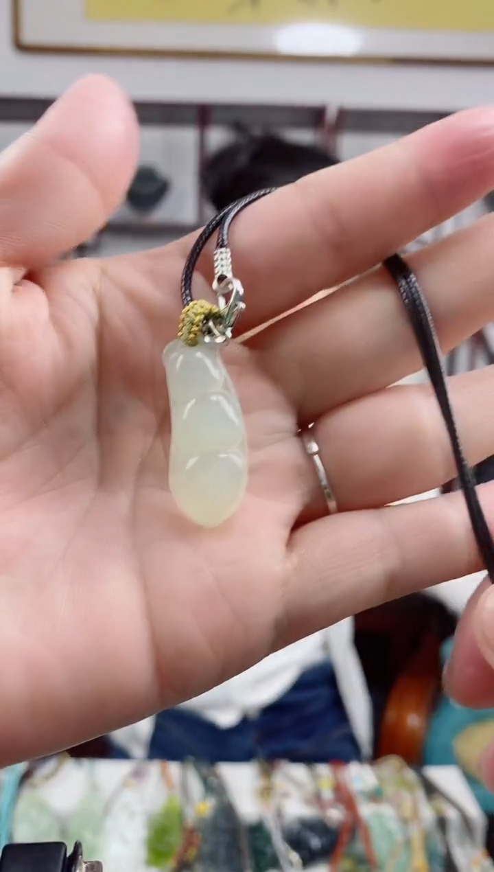 未镶嵌岫玉颈饰1