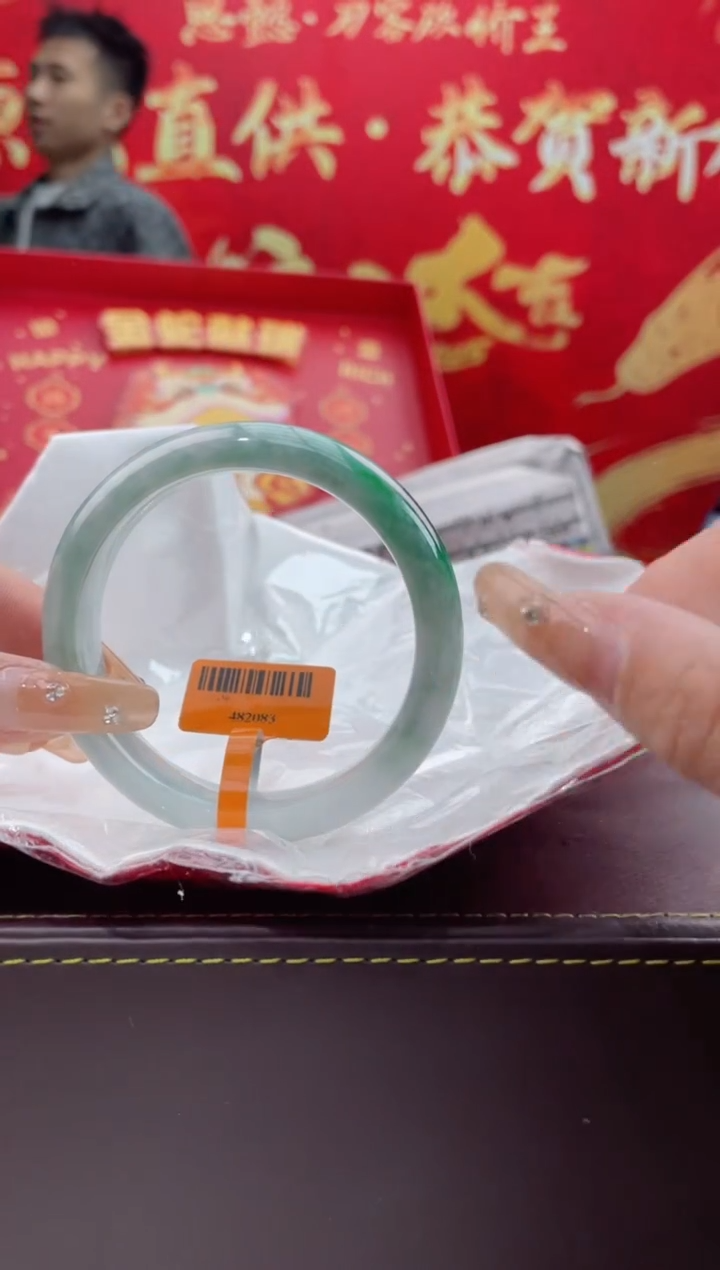 【闪购商品】翡翠手镯未镶嵌1翡翠手镯（微瑕）