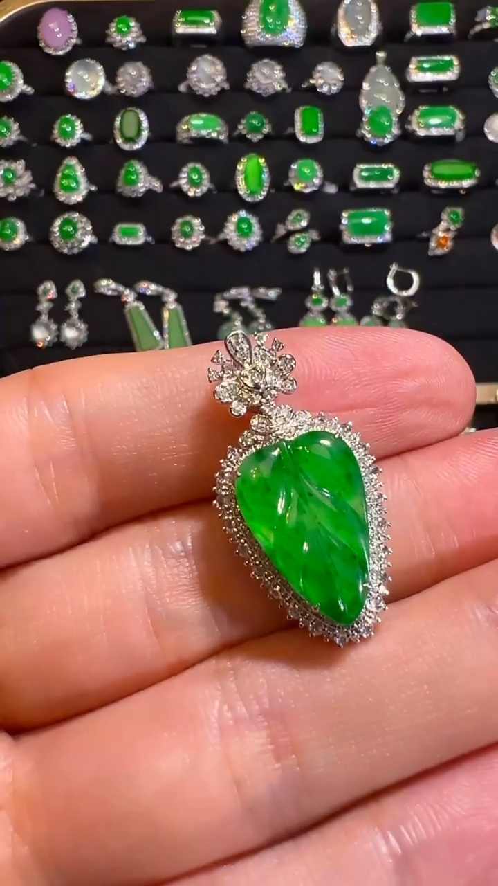 18K金镶嵌挂件翡翠吊坠