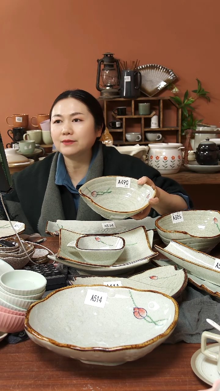 陶瓷A490 一只陶瓷荷花小元宝碗可能微瑕