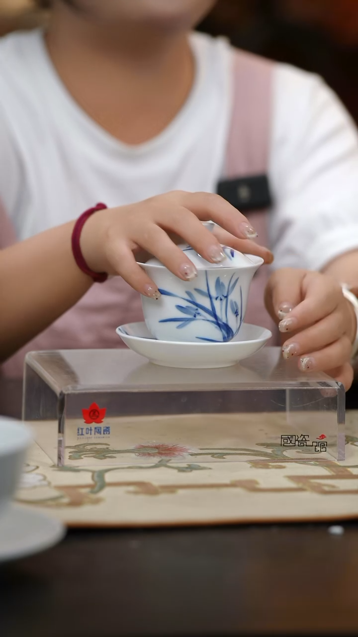 红叶1头手绘青花兰盖碗