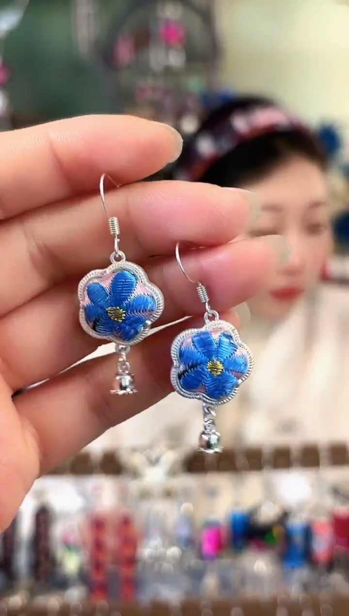 彩云南阁非遗老绣饰品110