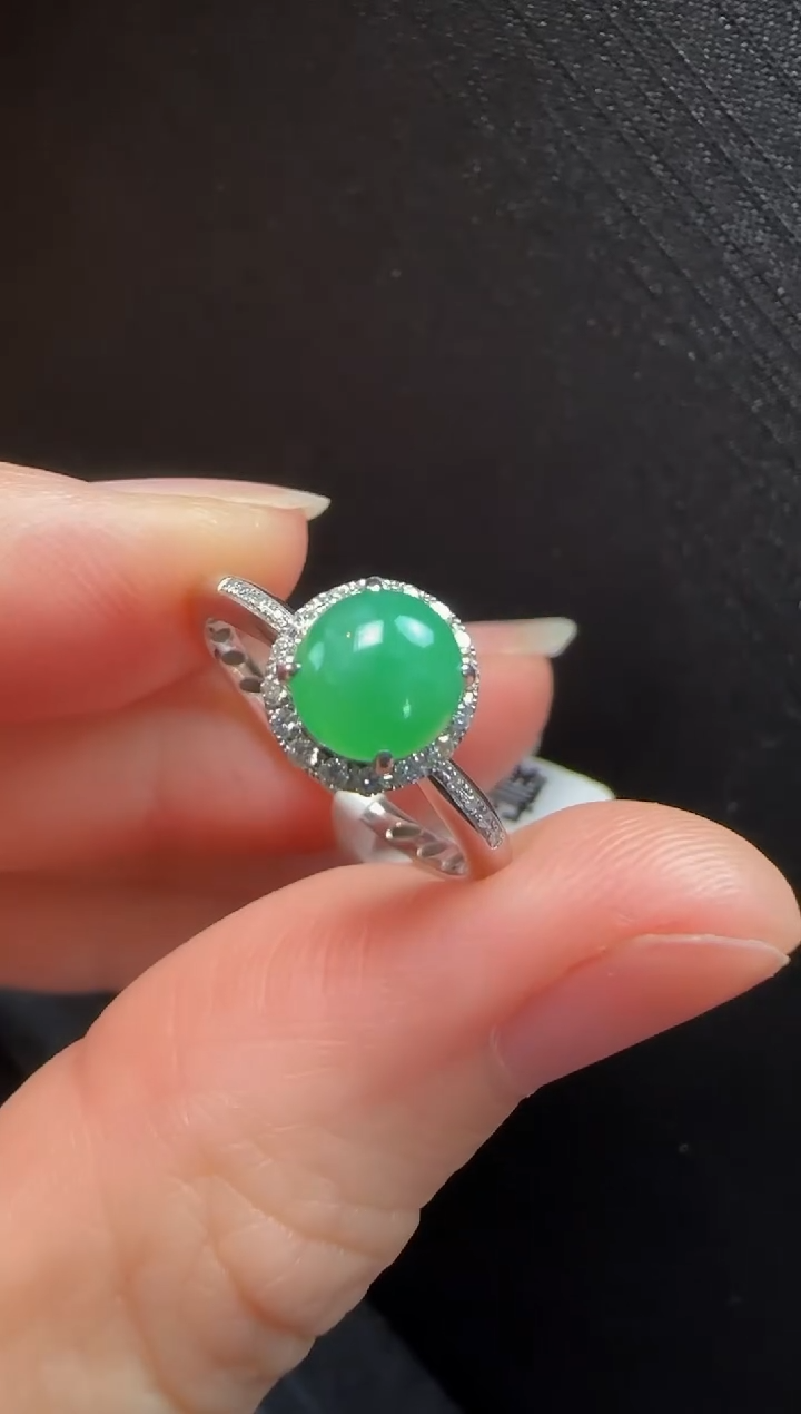 翡翠戒指18K金镶嵌243蛋面一枚