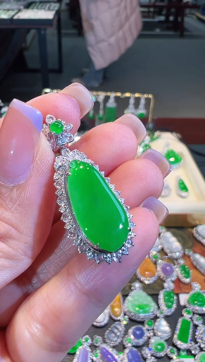 【闪购商品】翡翠吊坠(不含链)18K金镶嵌翡翠