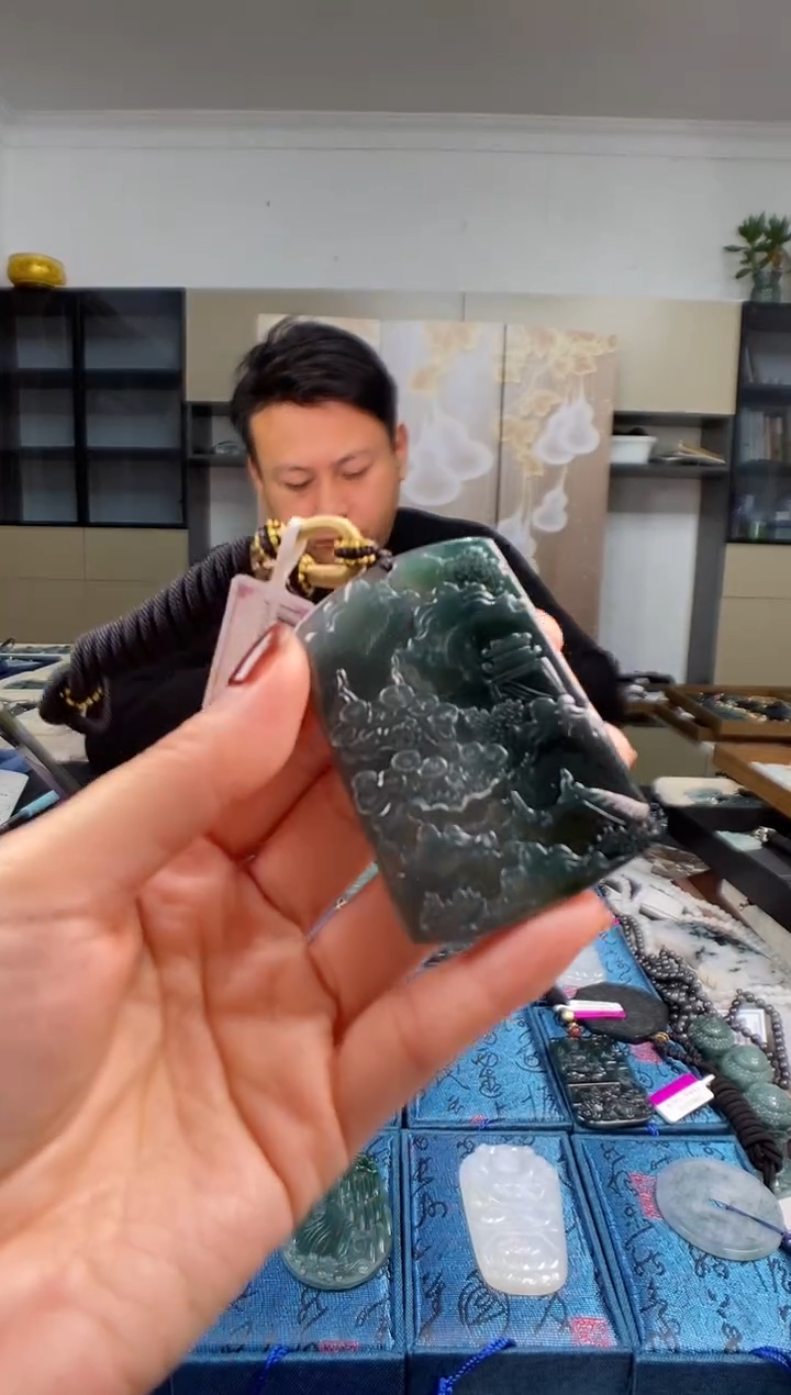 颈饰未镶嵌翡翠  多样性发其一