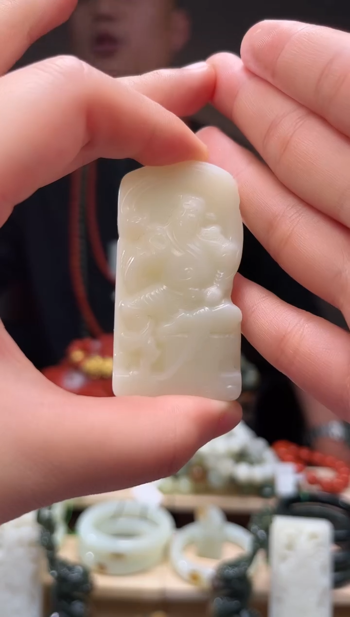 颈饰未镶嵌和田玉吊坠