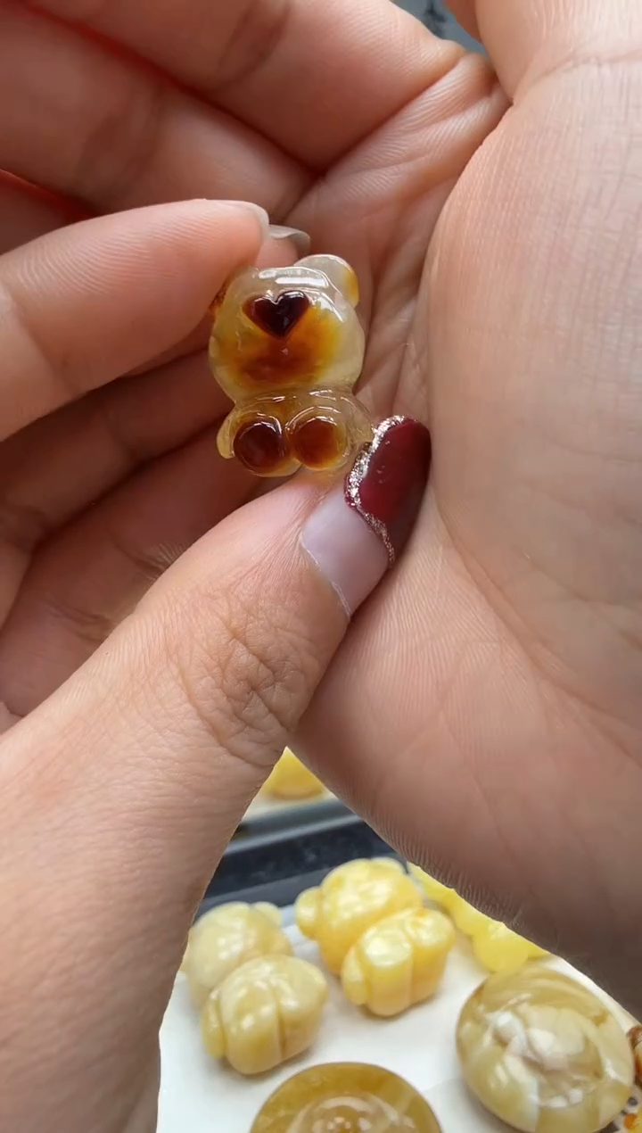 未镶嵌琥珀裸石默认通孔    小熊