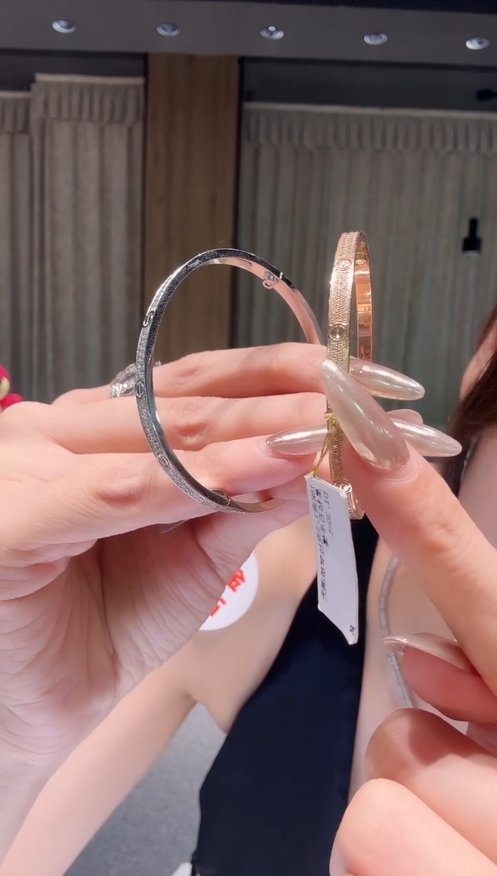 手镯18K金镶嵌钻石满天星多样性发其一