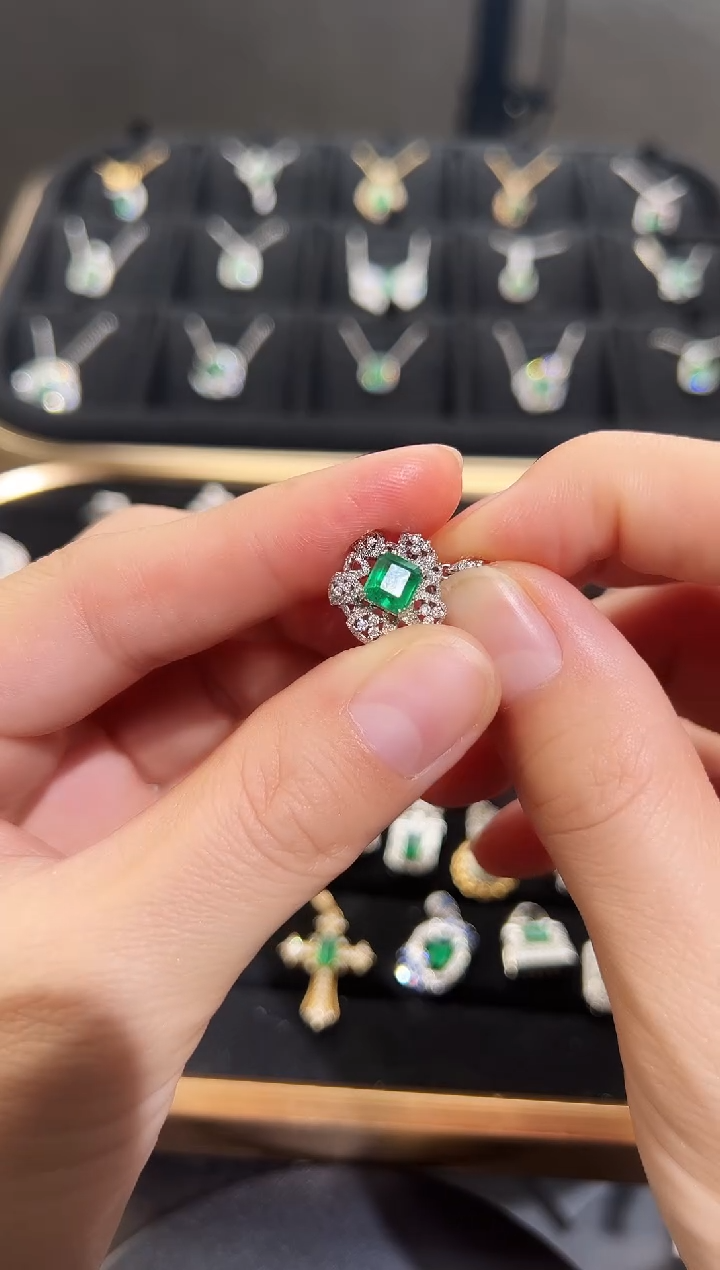 【闪购商品】祖母绿吊坠(不含链)18K金镶嵌祖母绿吊坠