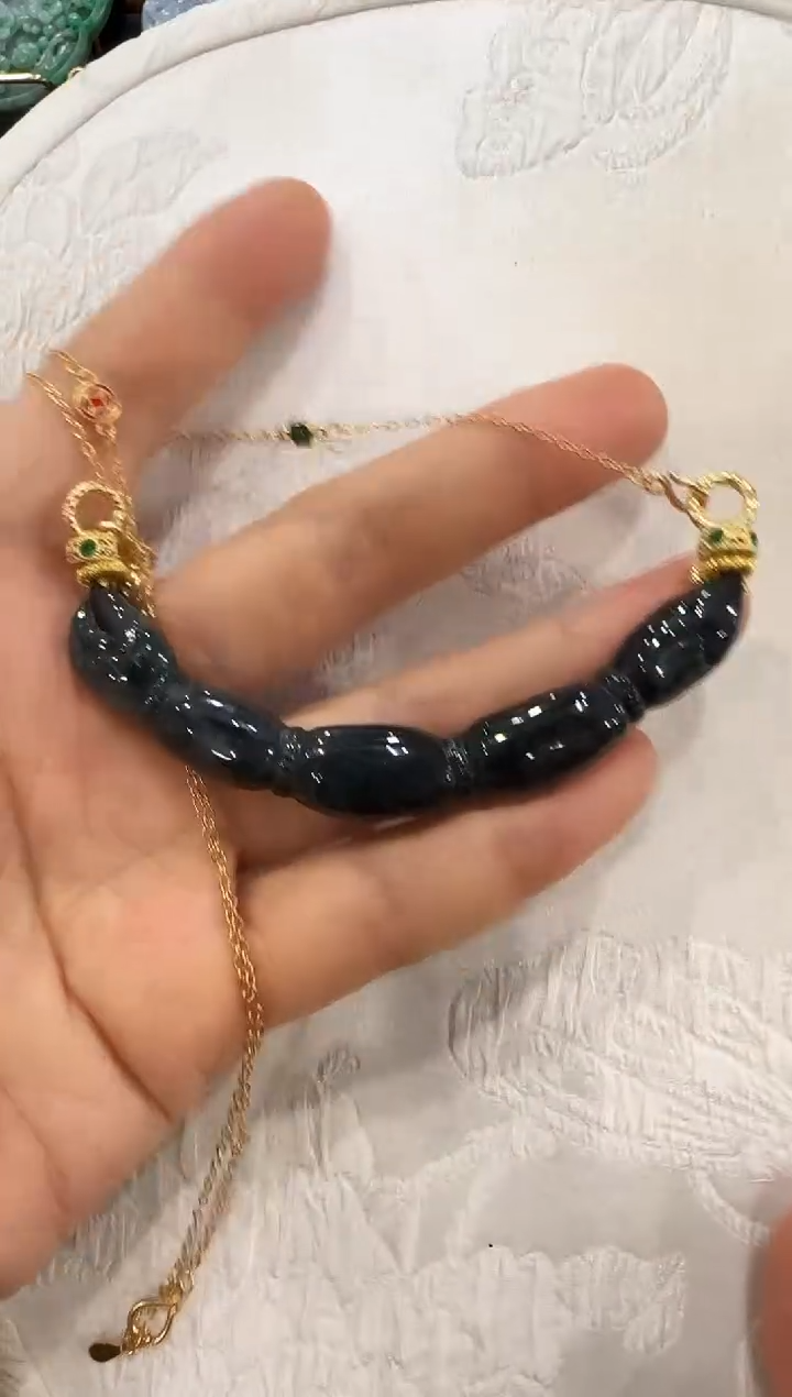 翡翠未镶嵌颈饰国风