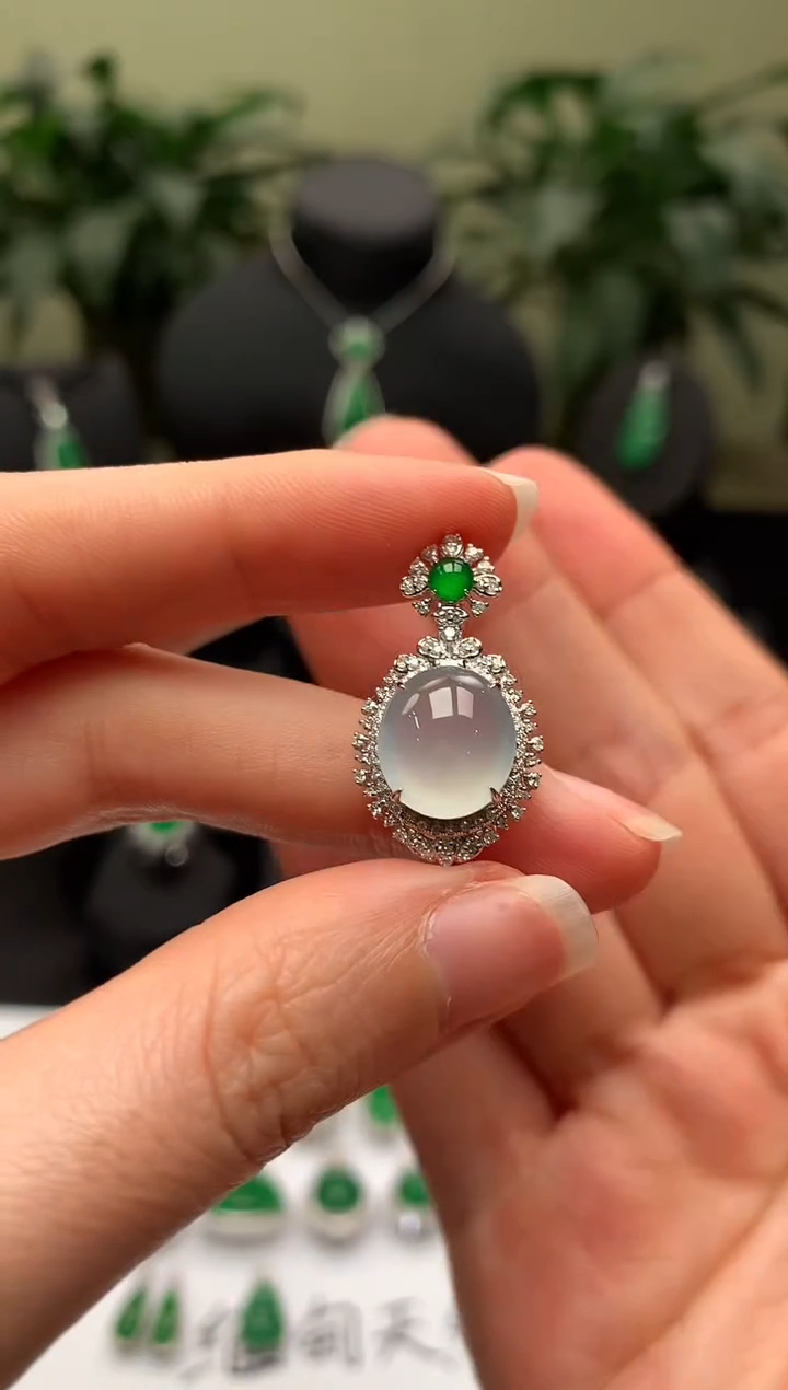 【闪购商品】翡翠颈饰18K金镶嵌冰蛋