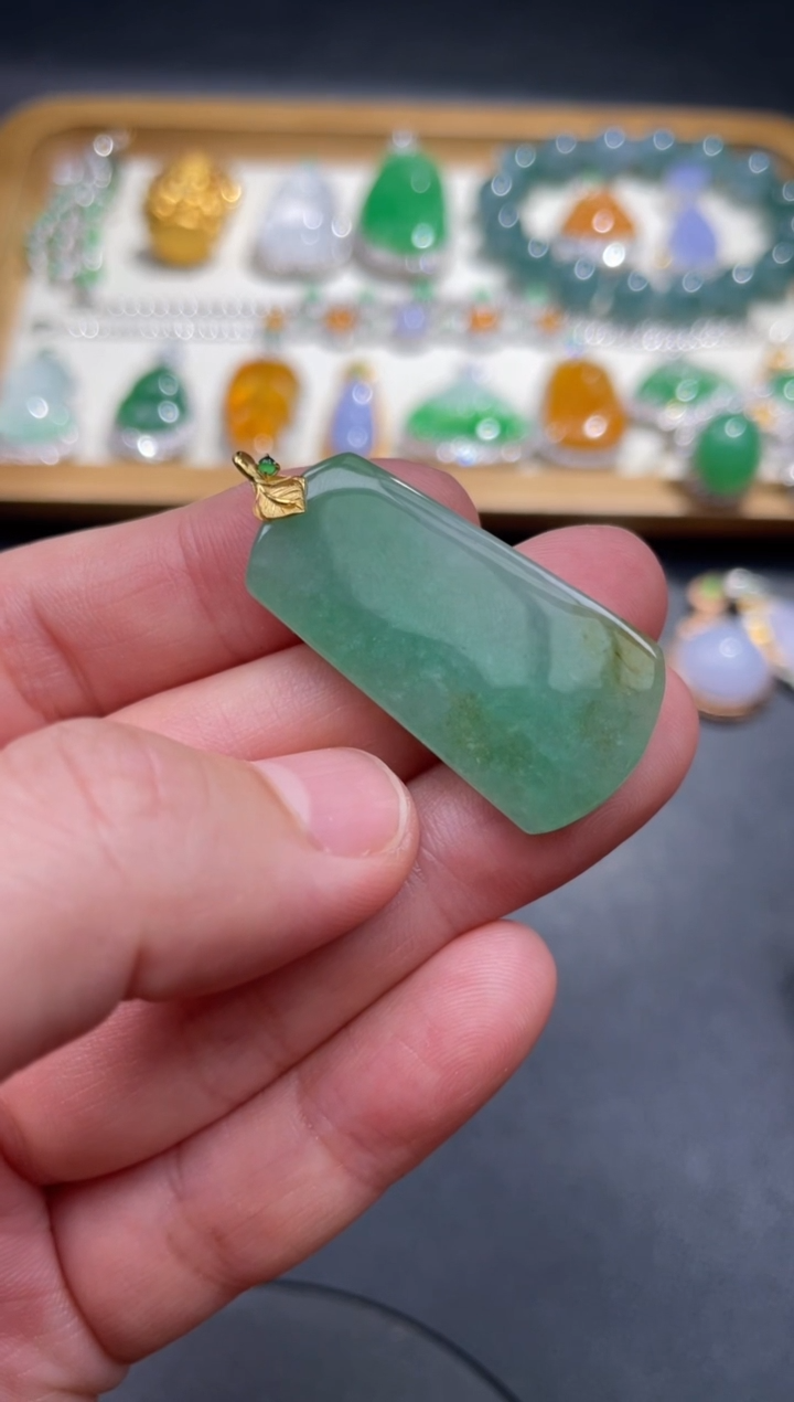 翡翠18K金镶嵌颈饰12.......