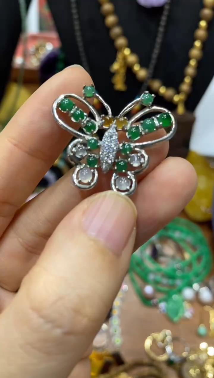 颈饰未镶嵌翡翠蝴蝶胸针