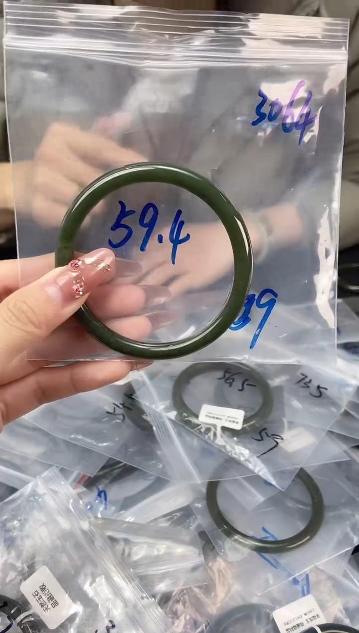 【闪购商品】和田玉手镯未镶嵌微瑕手镯3064