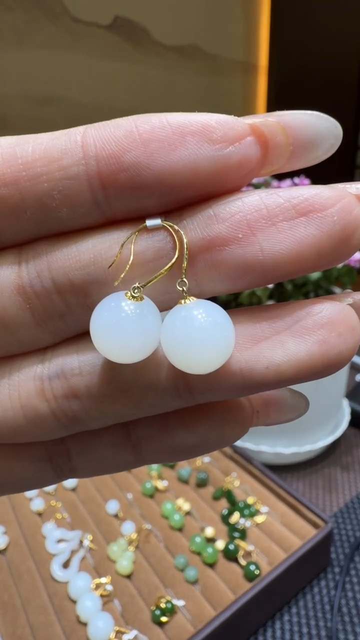 颈饰18K金镶嵌和田玉耳饰一对