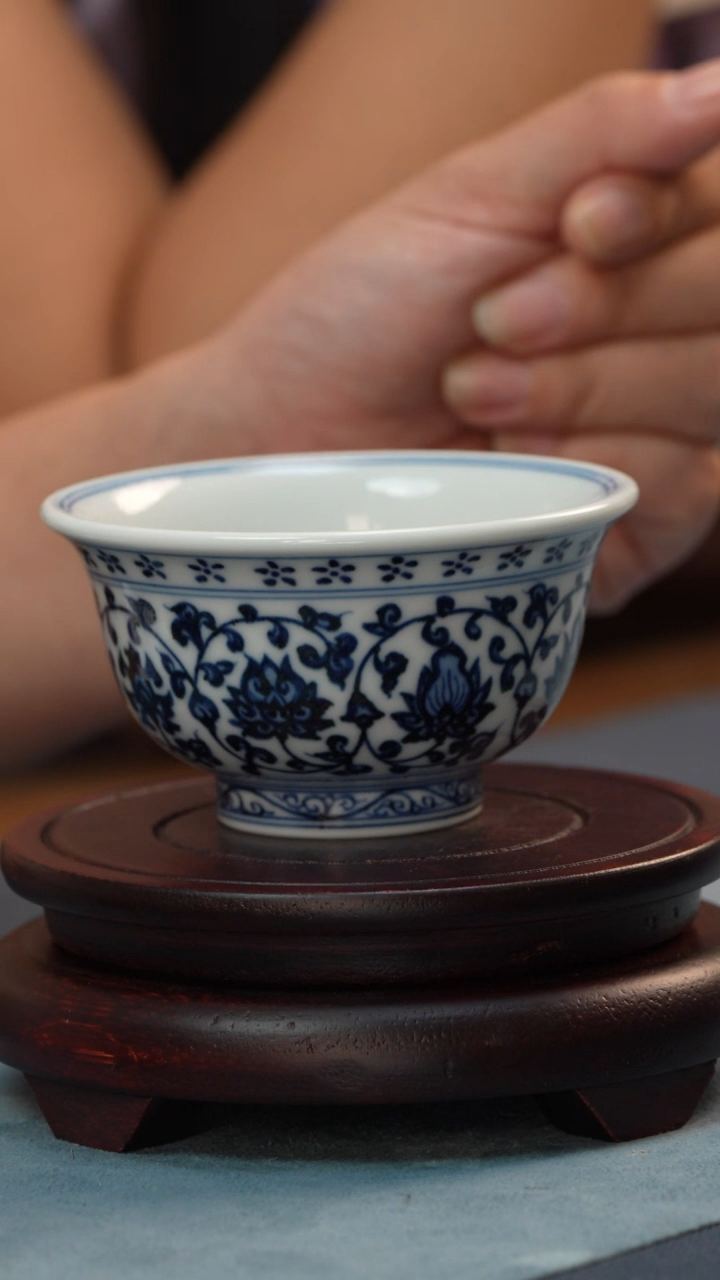 杯子非遗-柴窑-青花缠枝莲压手杯（花心款）